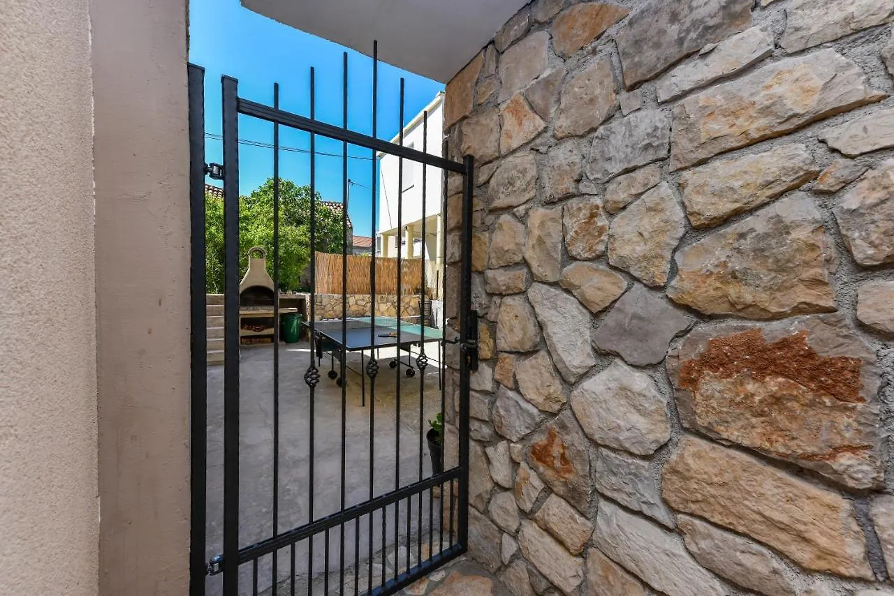Apartment Loro With Jacuzzi Posedarje