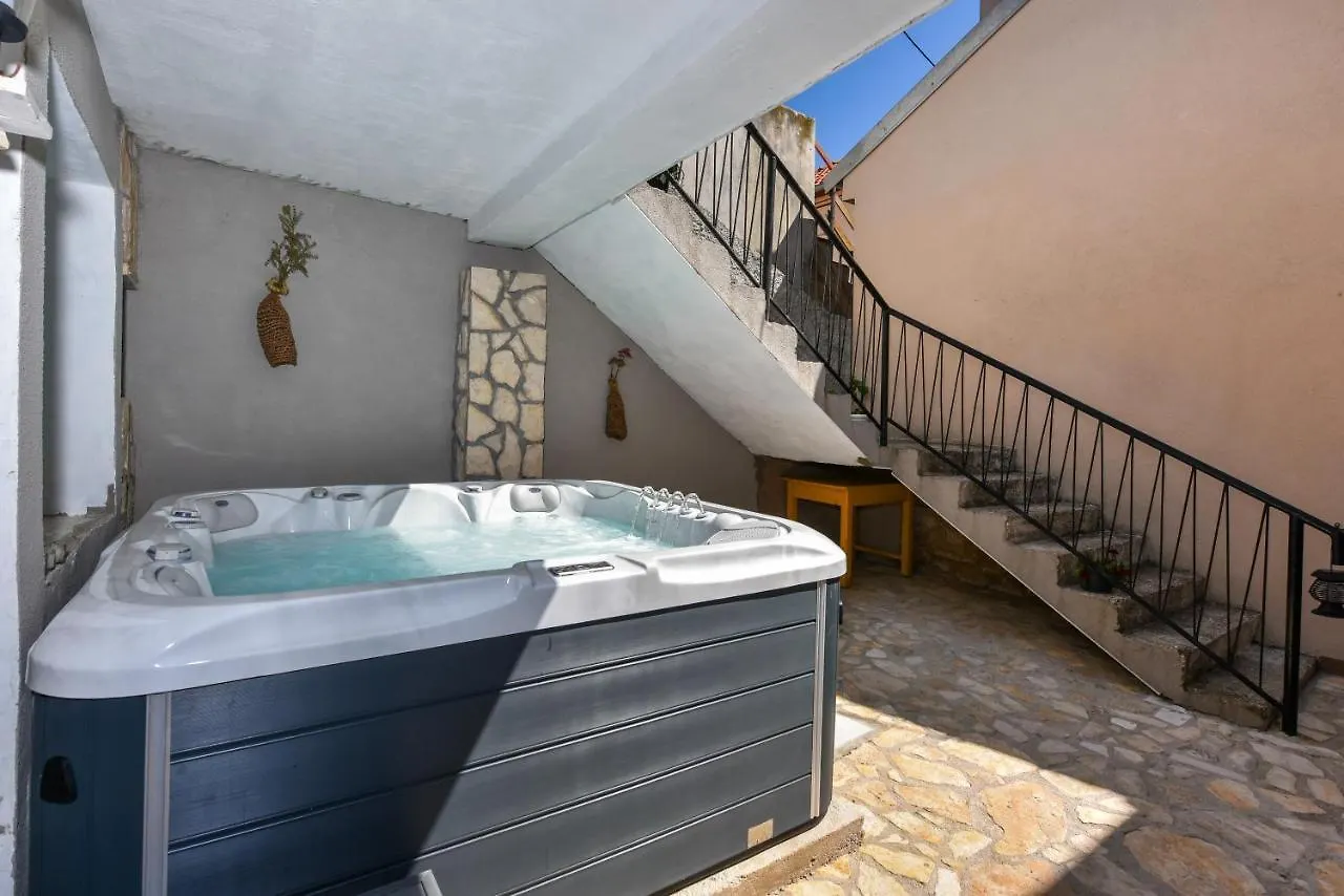 Apartment Loro With Jacuzzi Posedarje