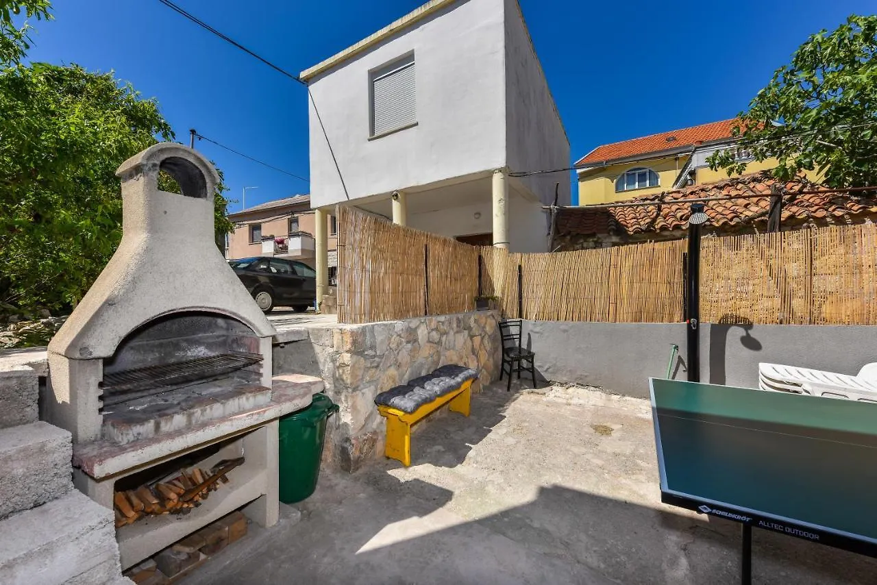 Apartment Loro With Jacuzzi Posedarje
