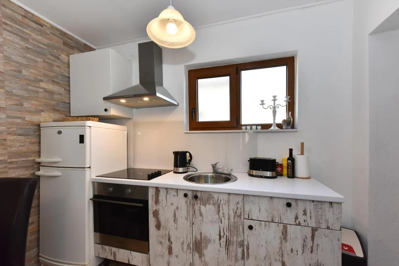 Apartment Loro With Jacuzzi Posedarje