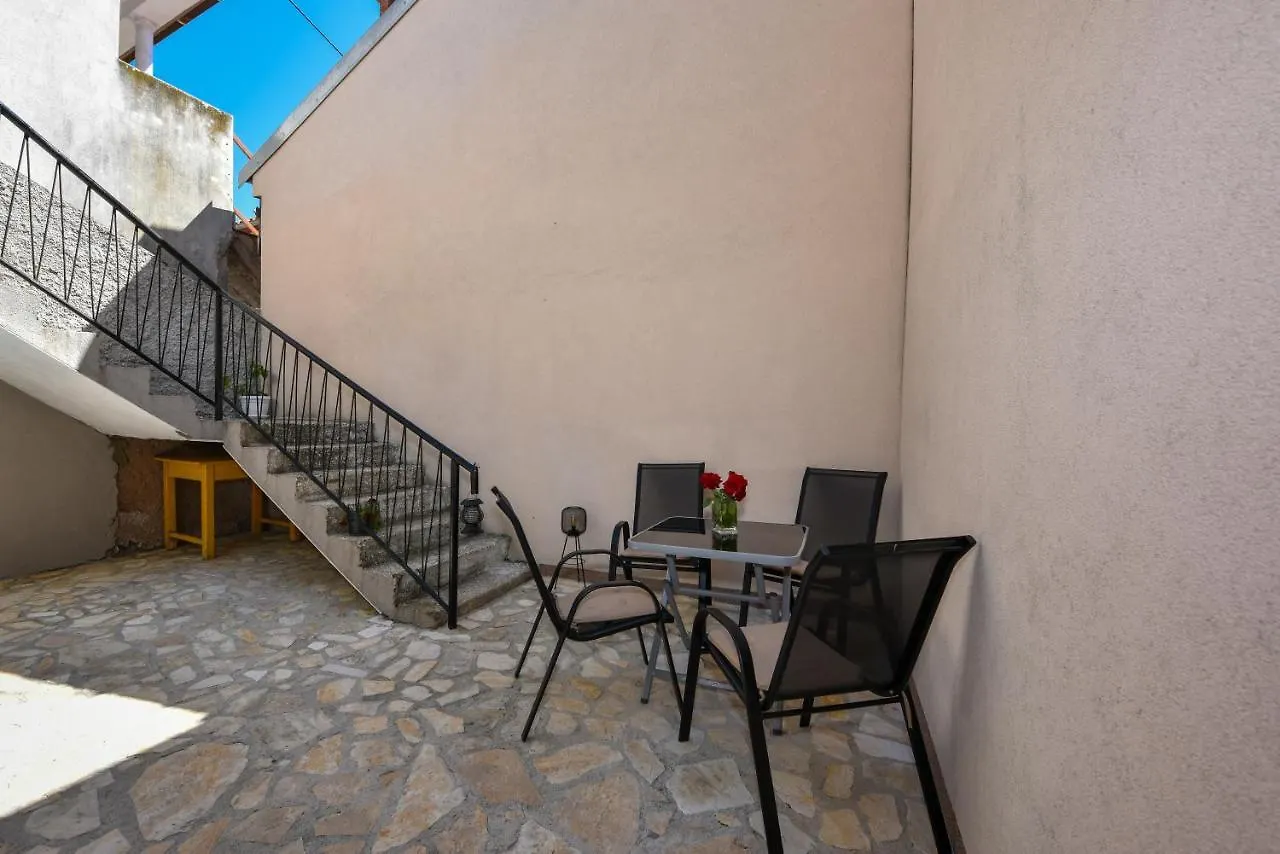 Apartment Loro With Jacuzzi Posedarje Ferienhaus