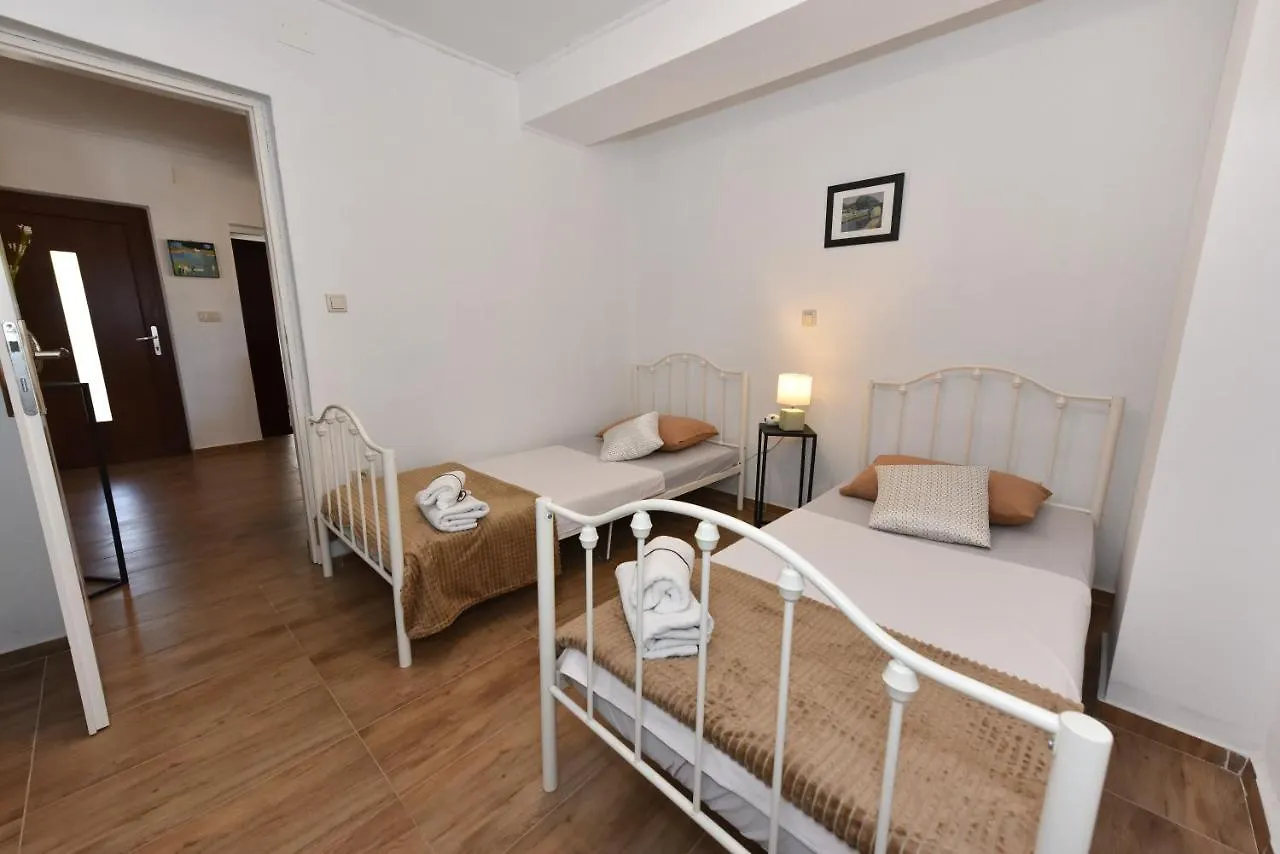 Apartment Loro With Jacuzzi Posedarje Ferienhaus