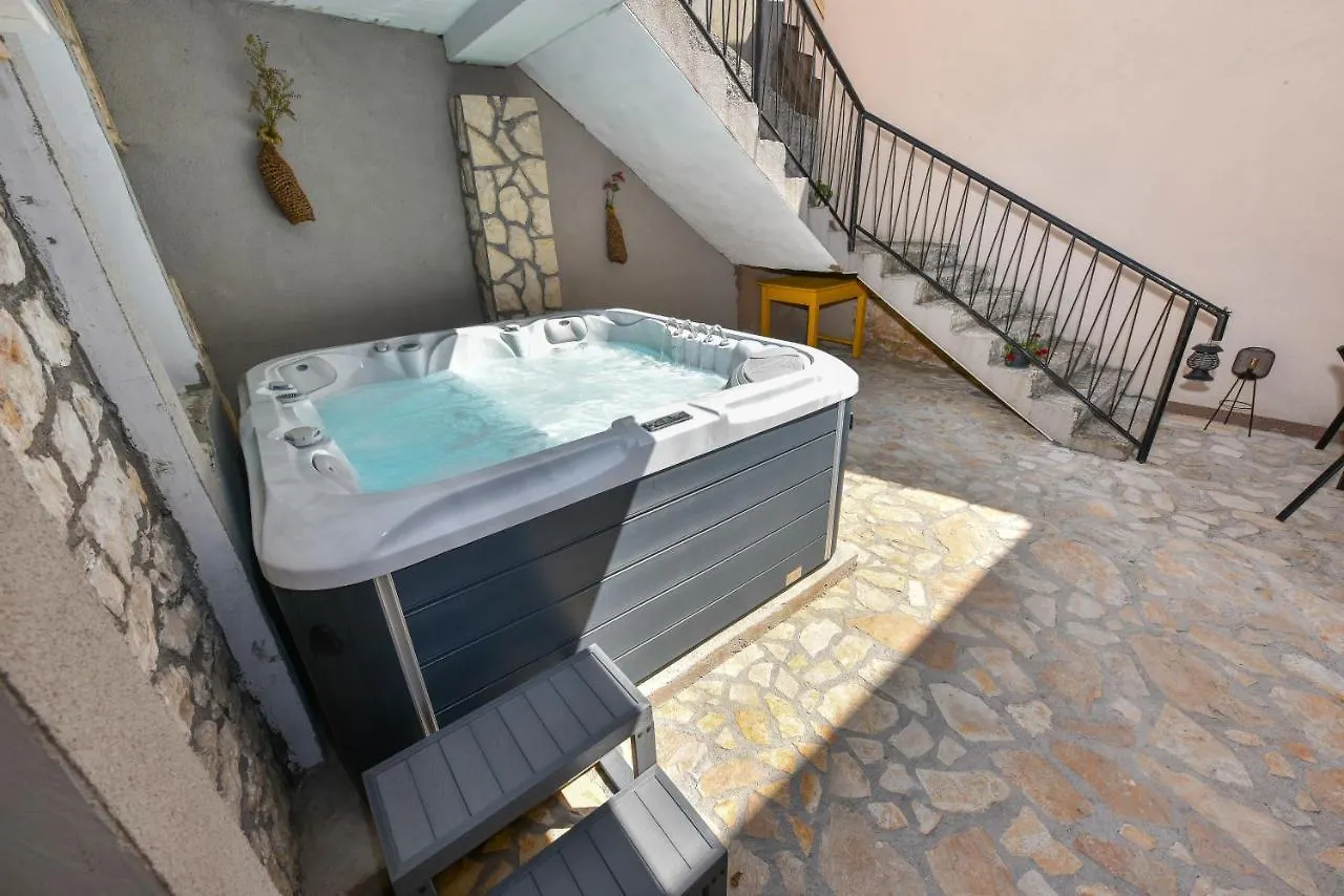 Apartment Loro With Jacuzzi Posedarje Ferienhaus