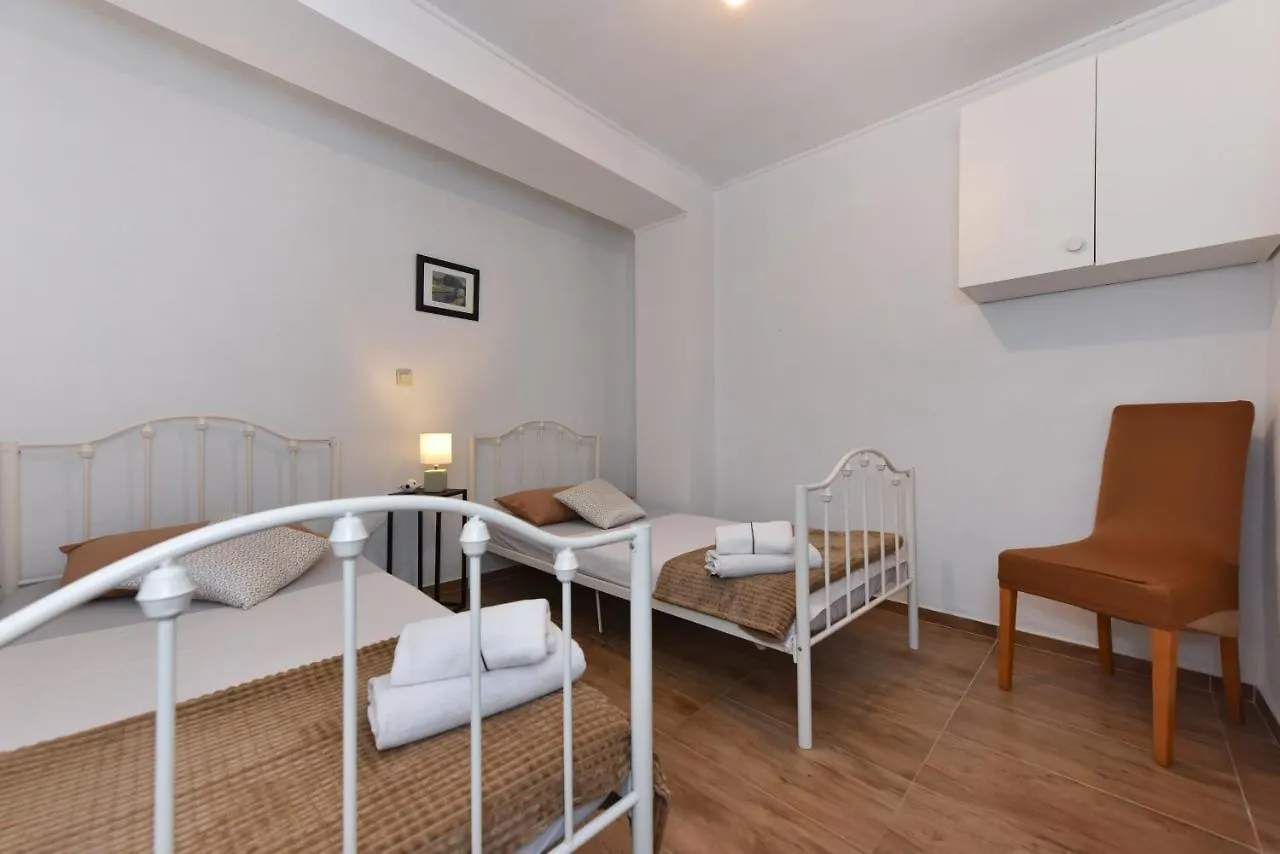 Apartment Loro With Jacuzzi Posedarje
