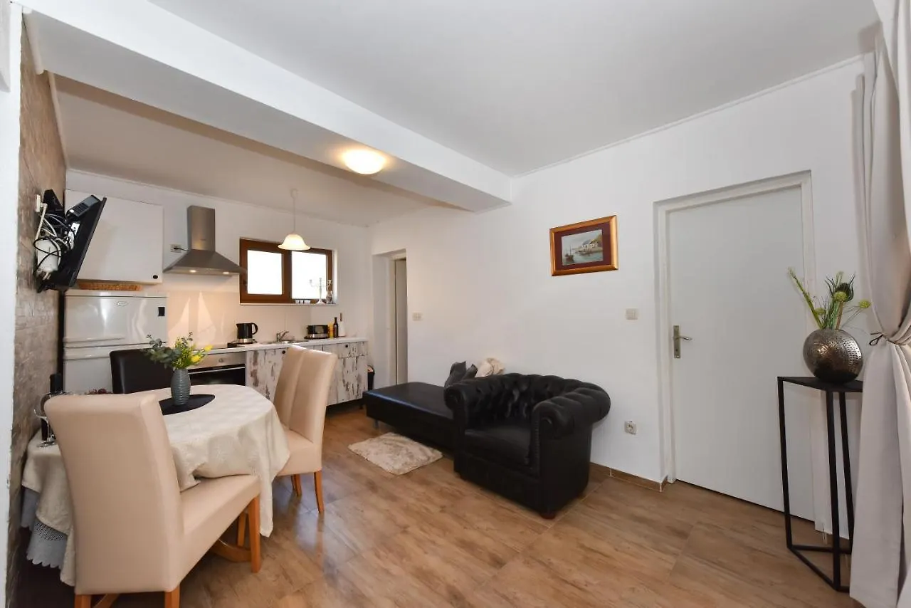 Apartment Loro With Jacuzzi Posedarje