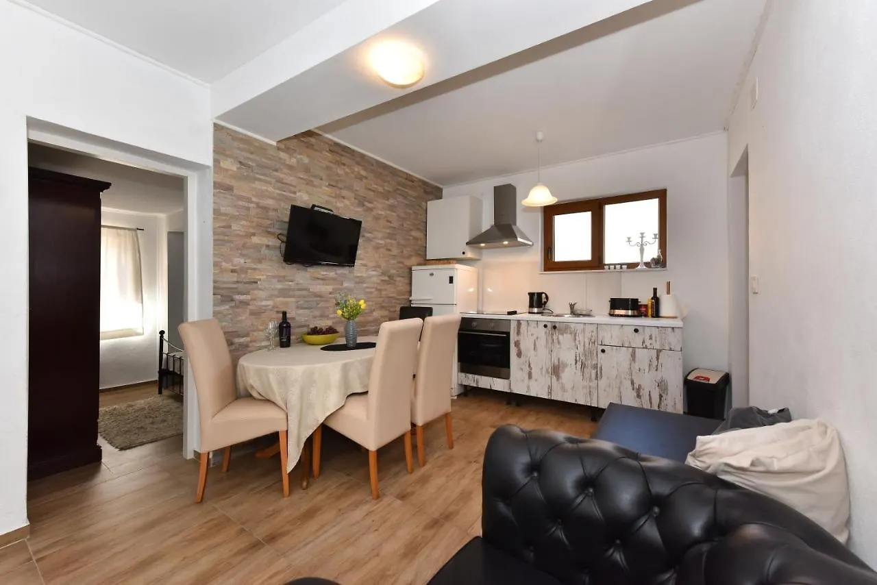 Ferienhaus Apartment Loro With Jacuzzi Posedarje