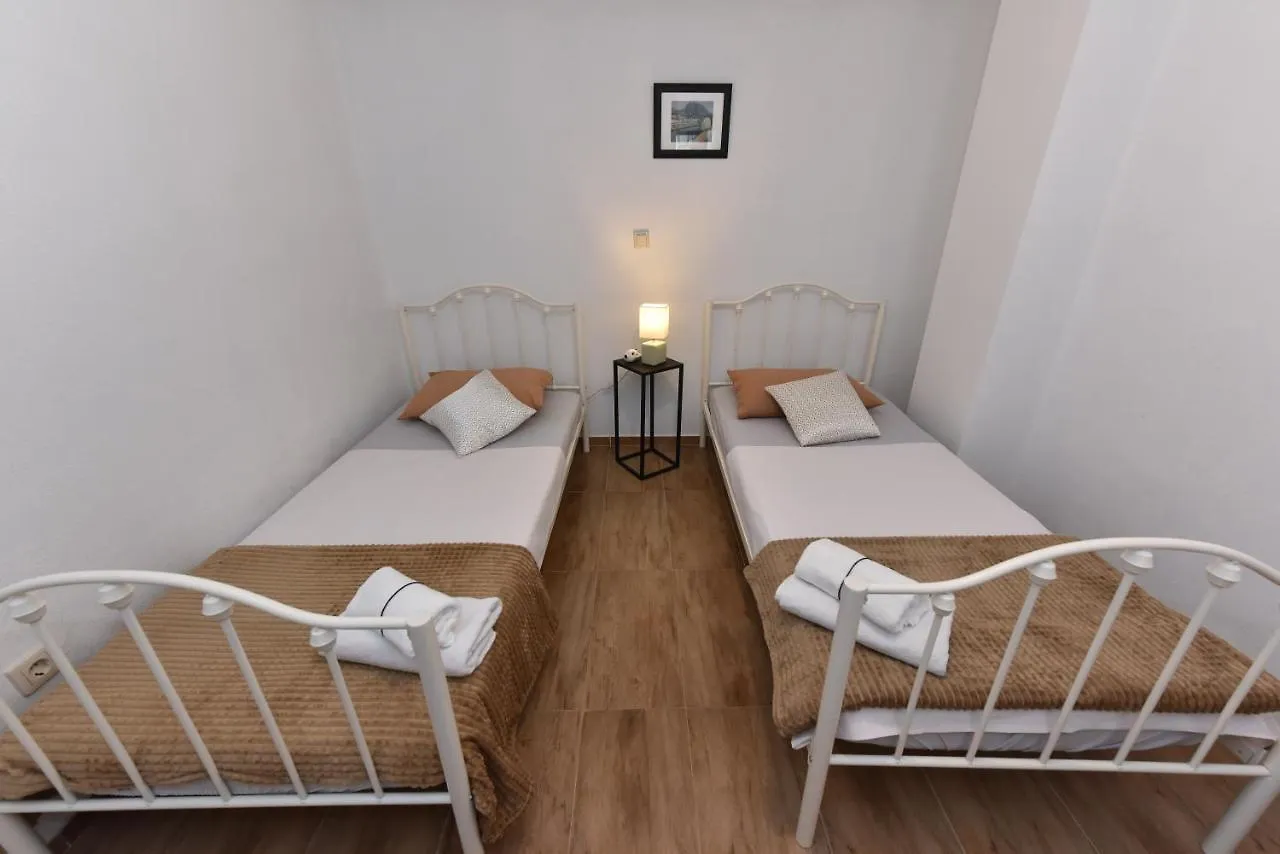 Ferienhaus Apartment Loro With Jacuzzi Posedarje