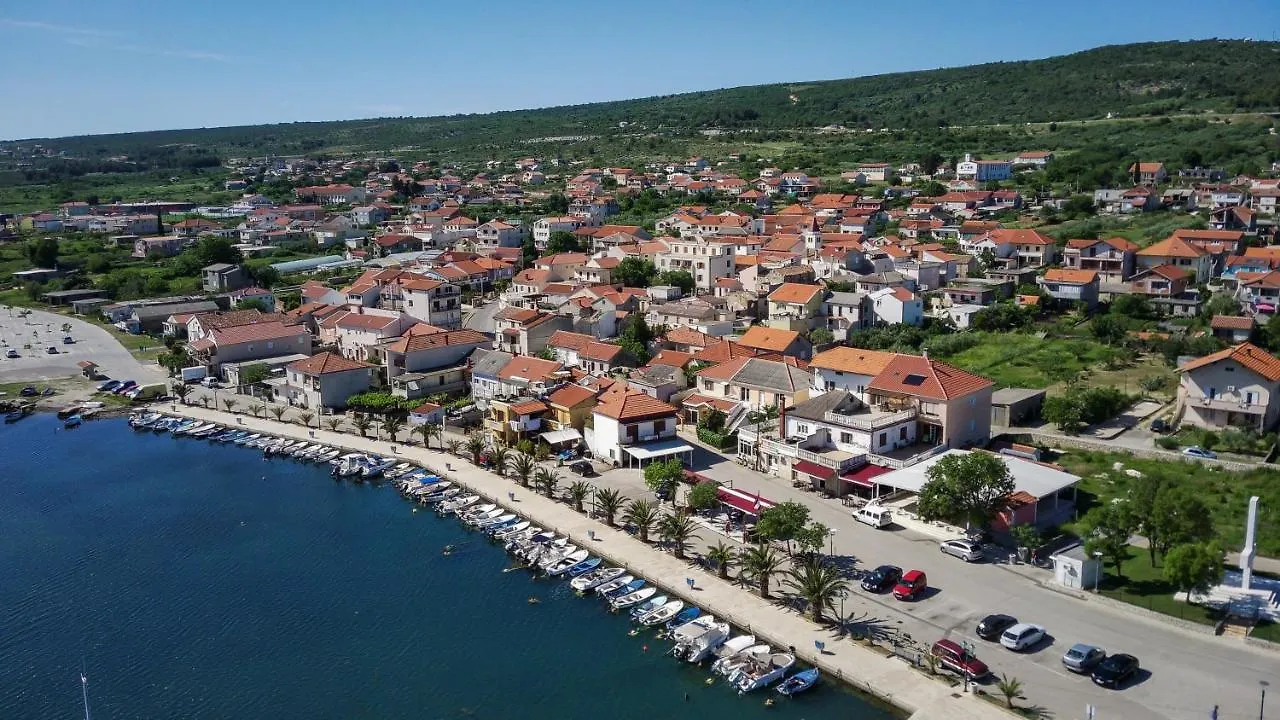 Apartment Loro With Jacuzzi Posedarje Kroatien
