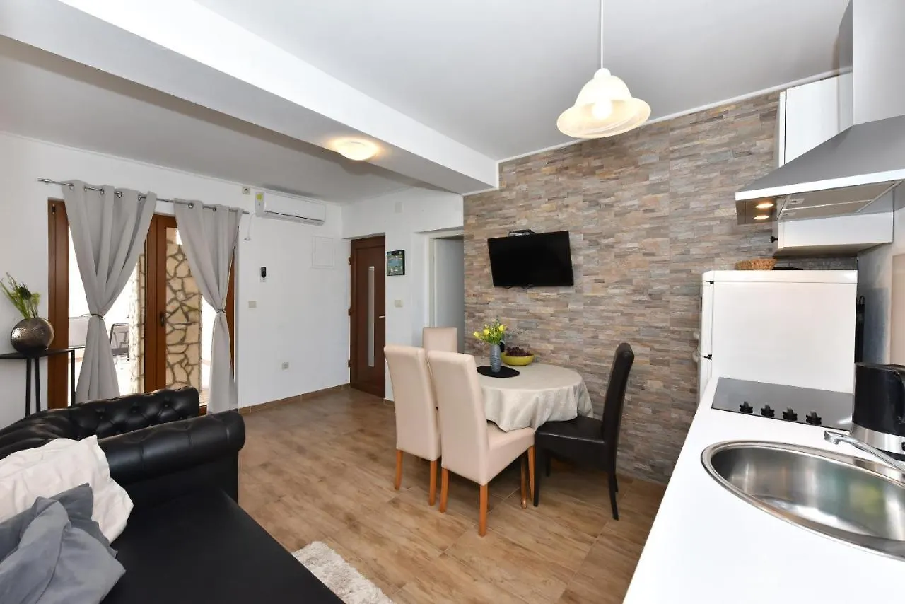 Ferienhaus Apartment Loro With Jacuzzi Posedarje Kroatien