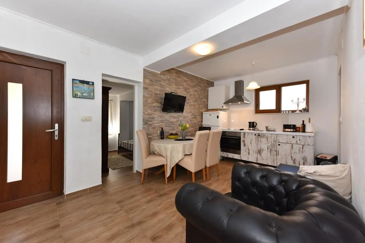 Apartment Loro With Jacuzzi Posedarje Ferienhaus