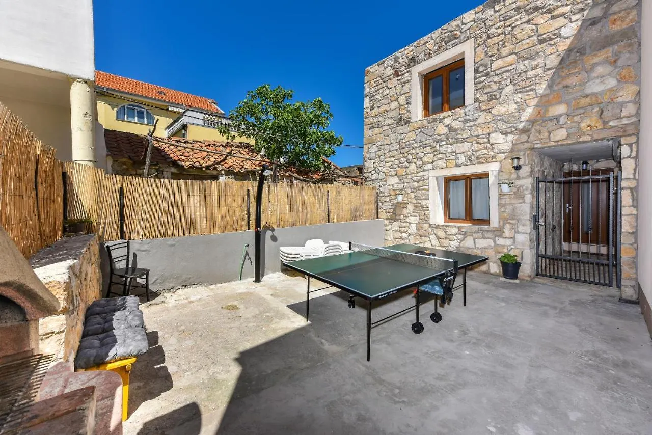 Apartment Loro With Jacuzzi Posedarje Ferienhaus