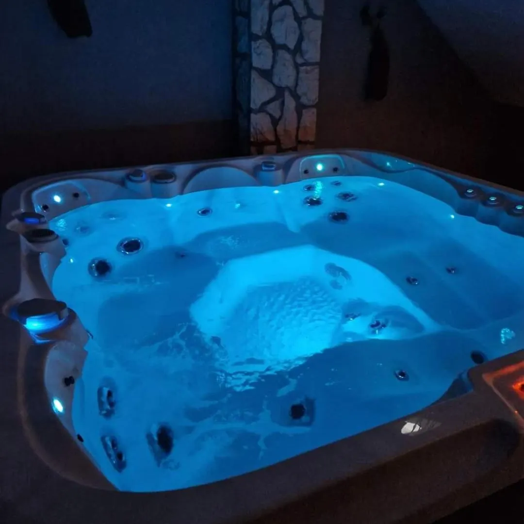 Apartment Loro With Jacuzzi Posedarje